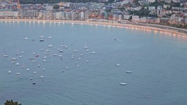 Gün batımından sonra Monte Igueldo 'dan San Sebastian' ın panoramik manzarası. San Sebastian, İspanya.