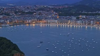 Gün batımından sonra Monte Igueldo 'dan San Sebastian' ın panoramik manzarası. San Sebastian, İspanya.