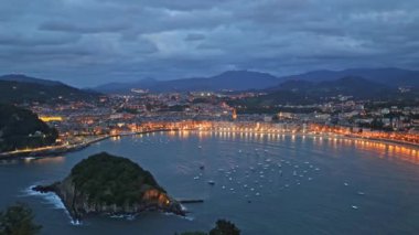 Gün batımından sonra Monte Igueldo 'dan San Sebastian' ın panoramik manzarası. San Sebastian, İspanya.