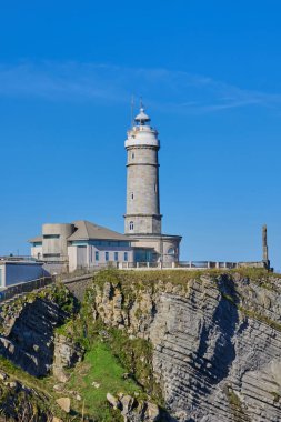 İspanya 'nın Santander kentindeki kayalık sahilde Cape Mayor (Faro de Cabo Mayor) deniz feneri.