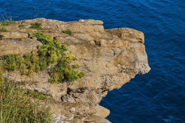 İspanya 'nın Santander kentindeki Cabo Belediye Başkanı deniz fenerinin gözlem güvertesinden uçurumun manzarası..