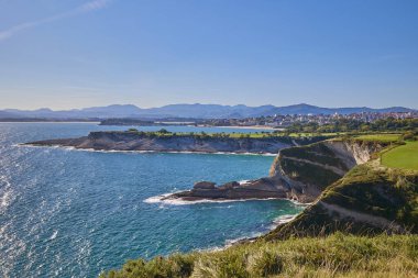 İspanya 'nın Santander kentindeki Cabo Belediye Başkanı deniz fenerinin gözlem güvertesinden uçurumun manzarası..