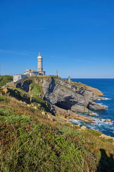 İspanya 'nın Santander kentindeki kayalık sahilde Cape Mayor (Faro de Cabo Mayor) deniz feneri.