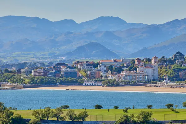 İspanya 'nın Santander kentinin manzarası Cabo Belediye Başkanı deniz fenerinin gözlem güvertesinden görülüyor. Önplandaki yeşil bitki örtüsü şehrin yeşil çevresini vurguluyor..