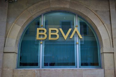 BBVA bankasının girişini imzalayın. Gernika, İspanya - 11 Eylül 2024.