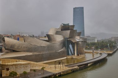 Yağmurda Guggenheim Modern Sanatlar Müzesi. Bilbao, İspanya - 12 Eylül 2024.