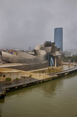 Yağmurda Guggenheim Modern Sanatlar Müzesi. Bilbao, İspanya - 12 Eylül 2024.