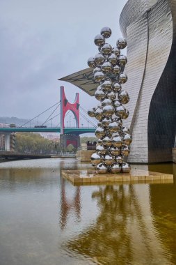 Guggenheim Modern Sanatlar Müzesi 'nin önündeki Uzun Ağaç ve Göz. Bilbao, İspanya - 12 Eylül 2024.