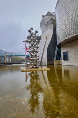Guggenheim Modern Sanatlar Müzesi 'nin önündeki Uzun Ağaç ve Göz. Bilbao, İspanya - 12 Eylül 2024.