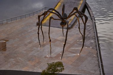 Örümcek, Louise Bourgeois 'in Guggenheim Müzesindeki heykeli. Bilbao, İspanya - 12 Eylül 2024.