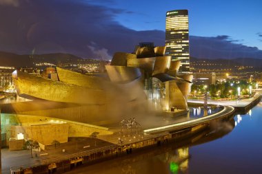 Geceleri Guggenheim Modern Sanatlar Müzesi. Bilbao, İspanya - 12 Eylül 2024.