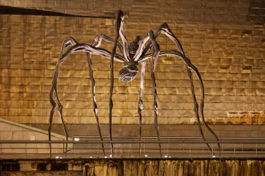 Örümcek, Louise Bourgeois 'in Guggenheim Müzesindeki heykeli. Bilbao, İspanya - 12 Eylül 2024.