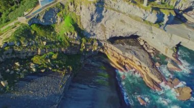 İspanya 'nın Santander kentindeki kayalık sahildeki Cape Mayor deniz fenerinin (Faro de Cabo Mayor) hava manzarası.