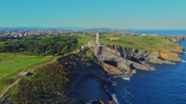 İspanya 'nın Santander kentindeki kayalık sahildeki Cape Mayor deniz fenerinin (Faro de Cabo Mayor) hava manzarası.
