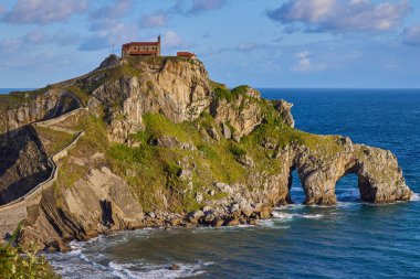 İspanya 'nın Bask ülkesinde Gaztelugatxe' li Aziz John 'un manzarası.