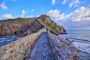 İspanya 'nın Bask Bölgesi' ndeki San Juan de Gaztelugatxe adasına giden yapay yol..