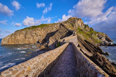İspanya 'nın Bask Bölgesi' nde kayalık bir Gaztelugatxe adasındaki inzivaya çekilen Cross Yolu ile merdivenler..