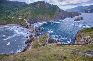 Cantabrian kıyısındaki Gaztelugatxe adasının panoramik manzarası. Vaftizci Yahya 'nın inzivasına gitmek için taş bir merdiveni var.