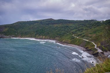 İspanya 'nın Bask bölgesindeki Cantabrian kıyısındaki Gaztelugatxe adasından panoramik manzara.