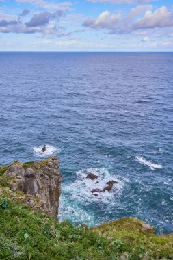 Mavi denizin arka planındaki kayanın manzarası.