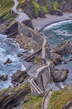 İspanya 'nın Bask Bölgesi' ndeki San Juan de Gaztelugatxe adasına giden yapay yol..