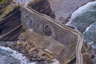 İspanya 'nın Bask Bölgesi' ndeki San Juan de Gaztelugatxe adasına giden yapay yol..