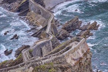 İspanya 'nın Bask Bölgesi' ndeki San Juan de Gaztelugatxe adasına giden yapay yol..