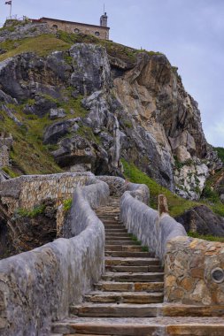 İspanya 'nın Bask Bölgesi' nde kayalık bir Gaztelugatxe adasındaki inzivaya çekilen Cross Yolu ile merdivenler..