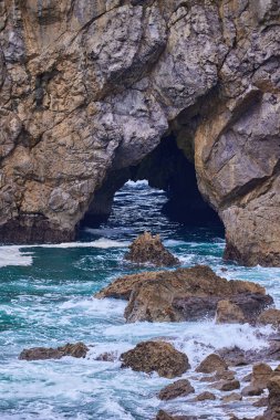 İspanya 'nın Bask ülkesindeki Gaztelugatxe adasındaki Cantabrian Denizi üzerindeki doğal kemer..