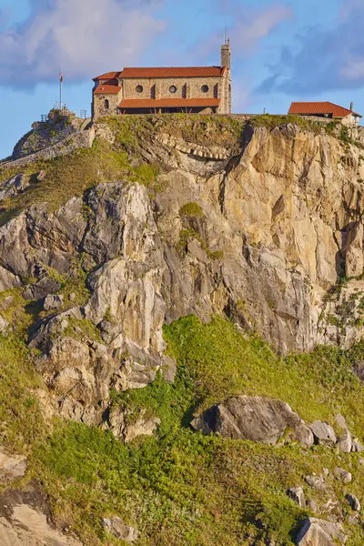 İspanya 'nın Bask Bölgesi' ndeki kayalık Gaztelugatxe adasında bulunan keşiş kilisesi Vaftizci Yahya..