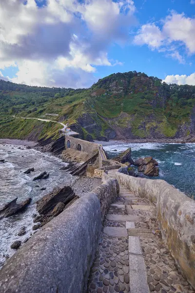 İspanya 'nın Bask Bölgesi' ndeki San Juan de Gaztelugatxe adasına giden yapay yol..