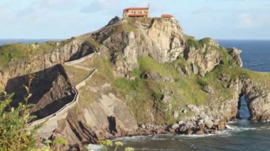 İspanya 'nın Bask ülkesinde Gaztelugatxe' li Aziz John 'un manzarası.