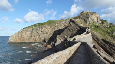 İspanya 'nın Bask bölgesindeki Cantabrian kıyısındaki Gaztelugatxe adasından panoramik manzara.