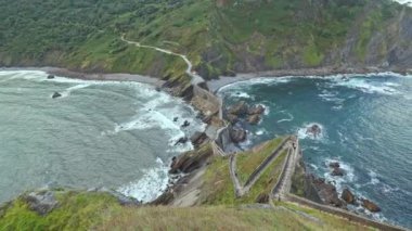 İspanya 'nın Bask bölgesindeki Cantabrian kıyısındaki Gaztelugatxe adasından panoramik manzara.