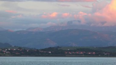 İspanya, Santander 'deki renkli dağlarla gün batımının güzel manzarası.