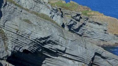 İspanya 'nın Santander kentindeki kayalık sahilde Cape Mayor (Faro de Cabo Mayor) deniz feneri.
