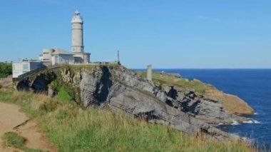 İspanya 'nın Santander kentindeki kayalık sahilde Cape Mayor (Faro de Cabo Mayor) deniz feneri.