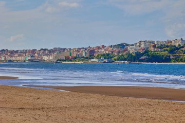 Somo sahilinden Santander şehir manzarası. Somo, İspanya - 13 Eylül 2024.