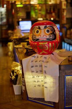 Japon geleneksel Daruma bebeği iyi şans ve erişte restoranında iyi şans için. Madrid, İspanya - 12 Haziran 2024.