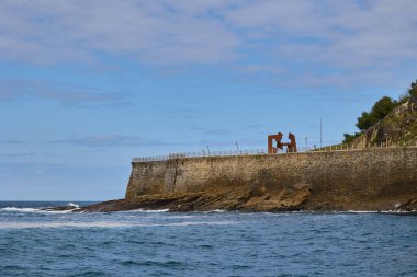 Kayalar karşı dalgalar gürültüyle çarpmak.
