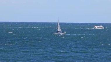 Açık denizde yat gezintisi. Yelkenli. Santander, İspanya - 13 Eylül 2024.