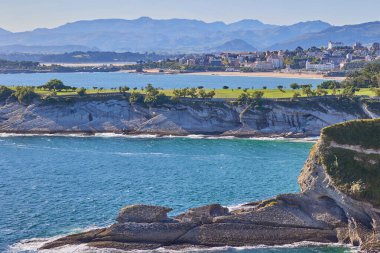 İspanya 'nın Santander kentindeki Cabo Belediye Başkanı deniz fenerinin gözlem güvertesinden uçurumun manzarası..