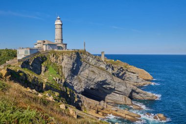 İspanya 'nın Santander kentindeki kayalık sahilde Cape Mayor (Faro de Cabo Mayor) deniz feneri.