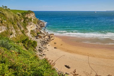 Santader, İspanya 'da Matalenas Plajı' nda güneşli bir gün.