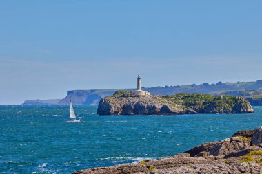 İspanya, Santander 'deki Kayalık Ada' daki Mouro Adası Deniz Feneri.
