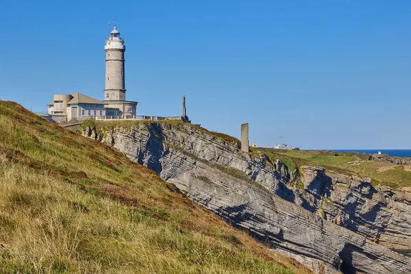 İspanya 'nın Santander kentindeki kayalık sahilde Cape Mayor (Faro de Cabo Mayor) deniz feneri.