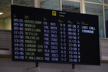 Kalkış panosunda Asturias havaalanında uçuş bilgileri gösteriliyor.