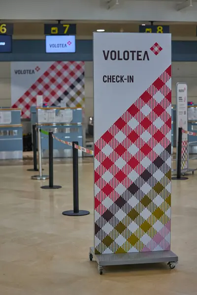 Bir havaalanındaki Volotea kontrol bölgesi. Asturias, İspanya - 18 Eylül 2024.