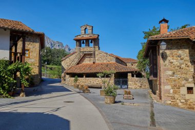 Güneşli bir günde İspanya 'nın kuzeyindeki Mogrovejo köyü. Mogrovejo, İspanya - 16 Eylül 2024.