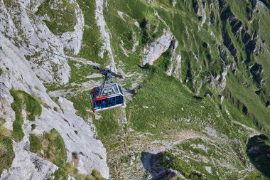 Picos de Europa 'daki Fuente De kablolu araç taşıma sistemi. Cantabria, İspanya - 16 Eylül 2024.
